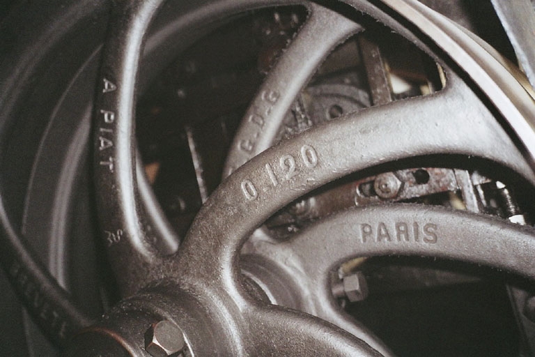 Huit Métiers à tisser la dentelle de type bobin-jacquard de la société Platel tulle - dentelle puis de la société Commarmond et Cie