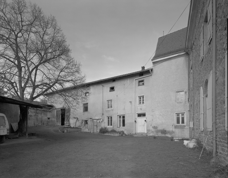 Ferme attenante à une demeure