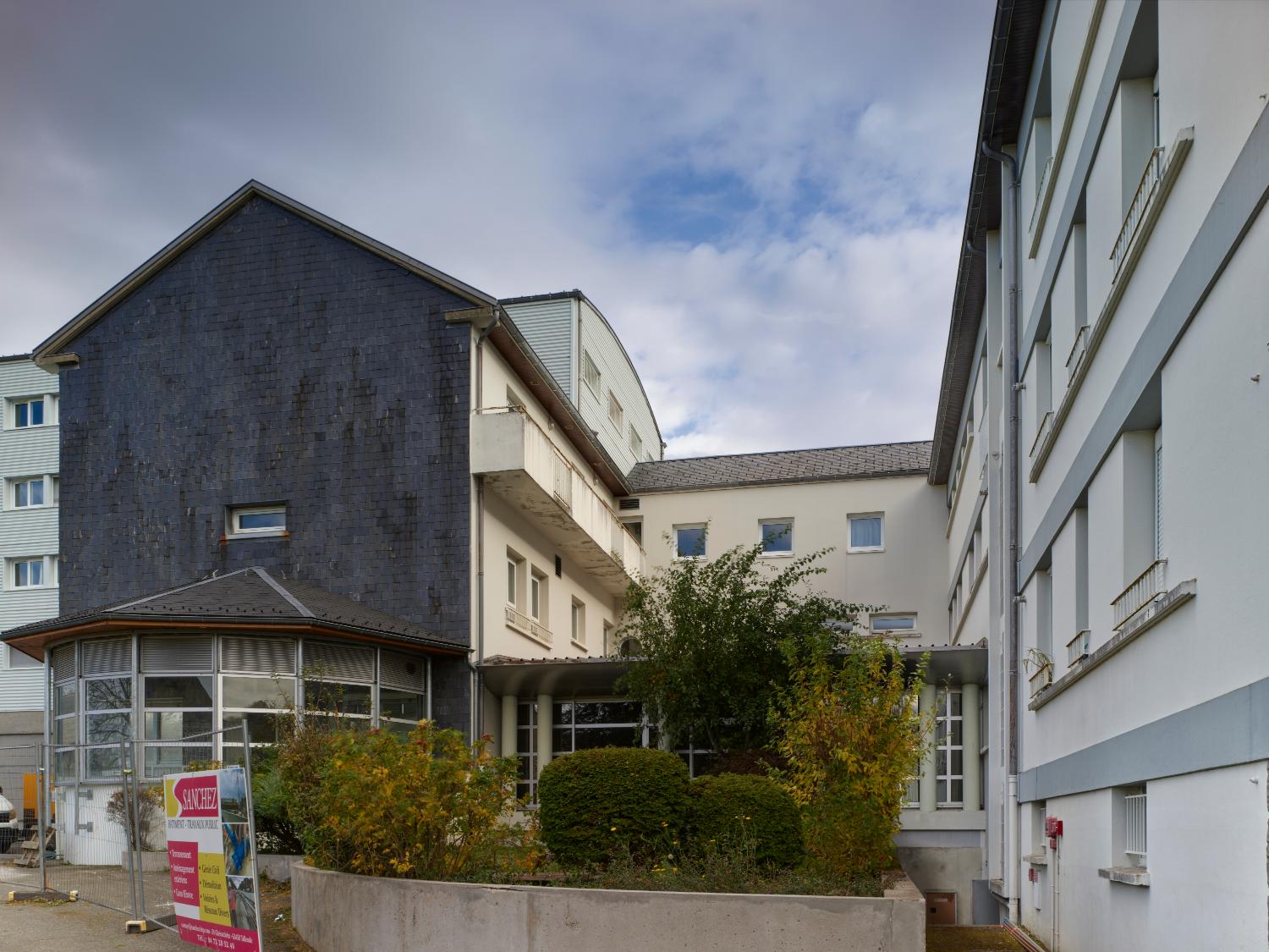 Foyer de progrès agricole, puis centre de formation professionnelle agricole, puis collège agricole, actuellement lycée professionnel agricole de Rochefort-Montagne