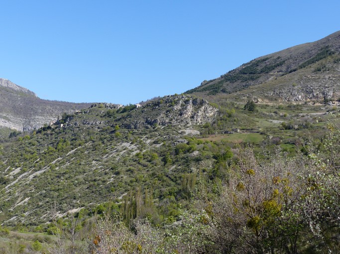 Le site castral, dominant le quartier du Génisseau et le versant de La Côte. Vue prise du sud-est.