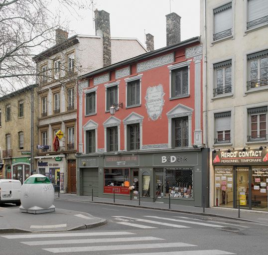 Relais de poste ; immeuble, boutique de papiers peints Germain