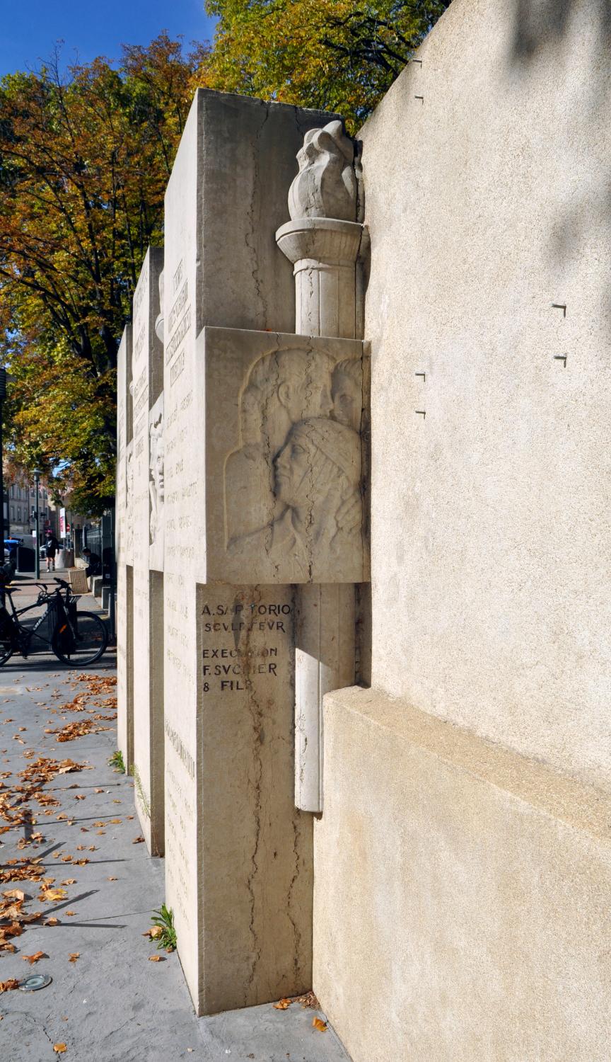 Monument aux morts : Mur des fusillés