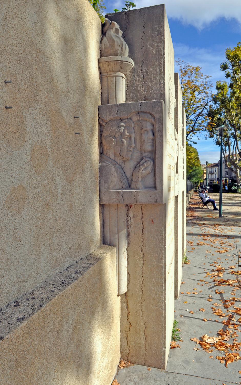 Monument aux morts : Mur des fusillés