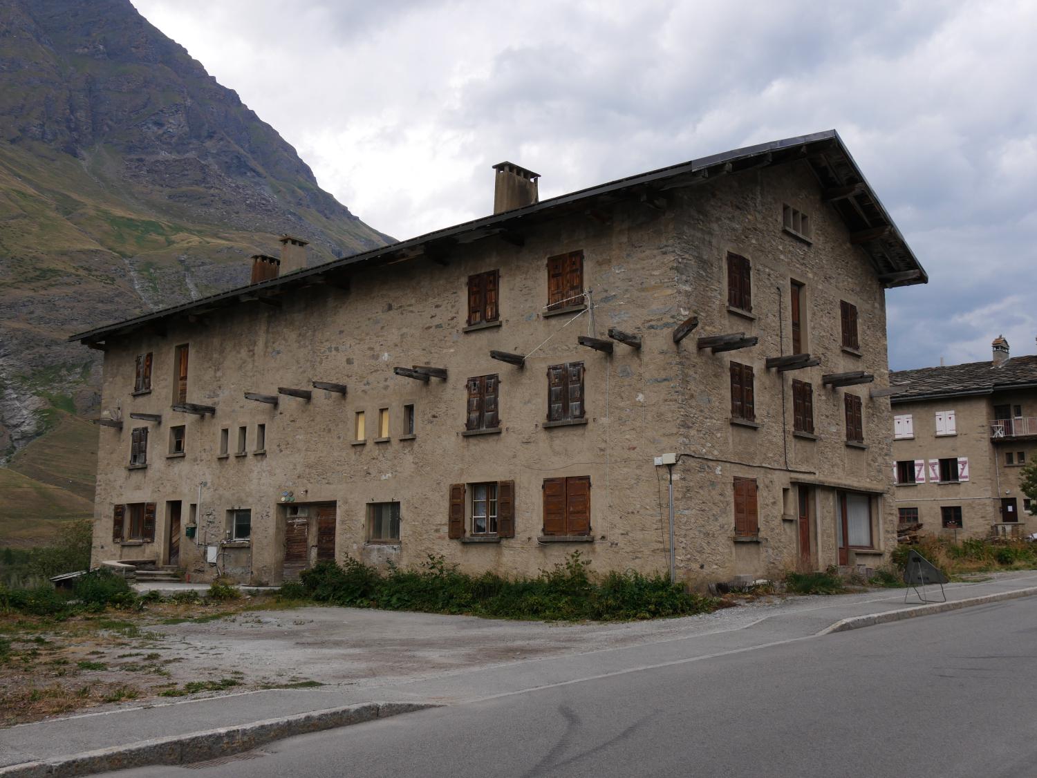 Ensemble de maisons de la reconstruction à Bessans