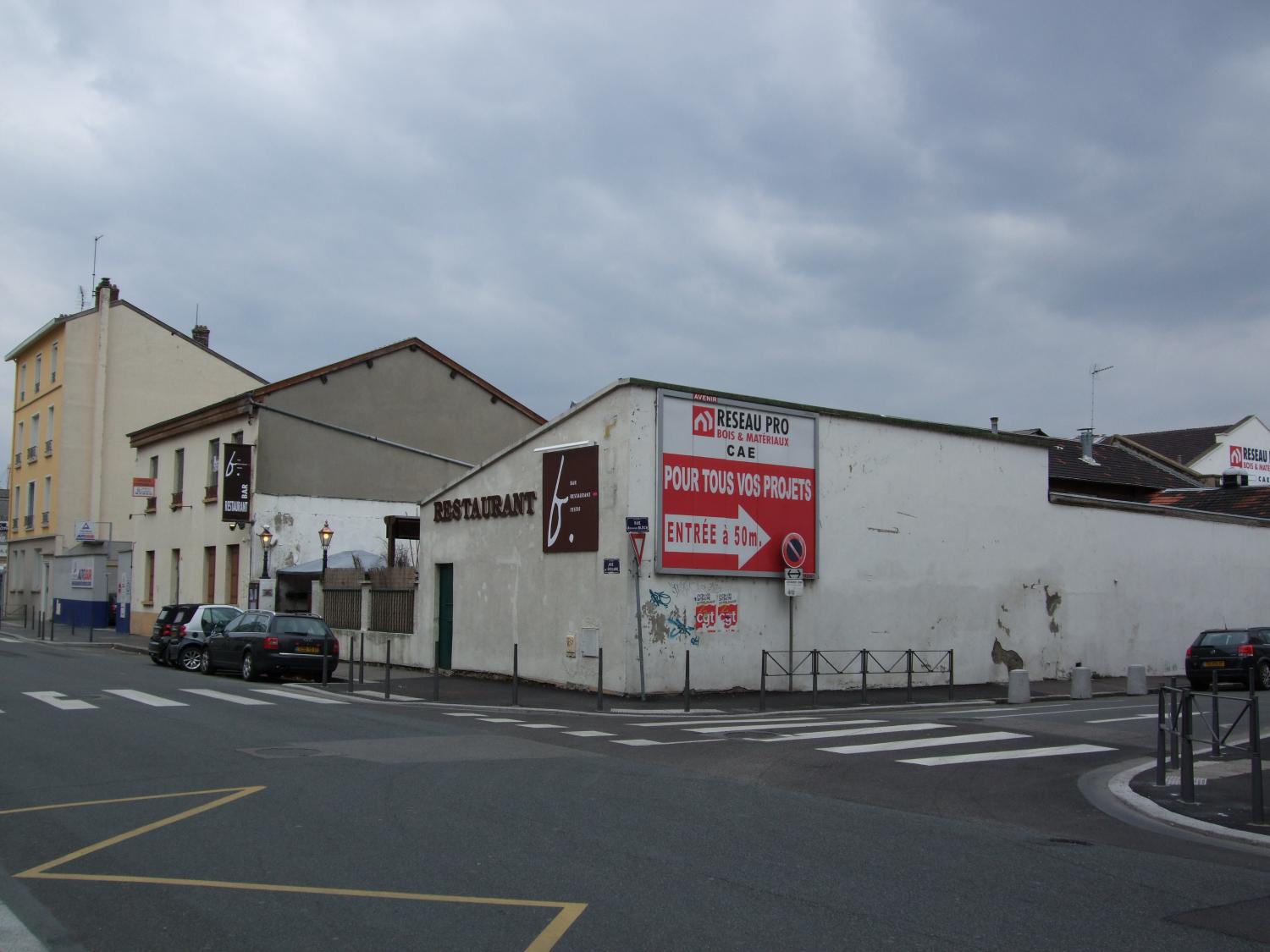 Verrerie Jayet frères, verrerie de Gerland puis verrerie du Rhône puis Usine de construction métallique dite la décoration métallique actuellement garage de réparation automobile et restaurant dit au bureau