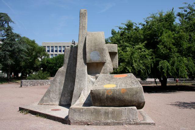 Sculpture (aménagement extérieur) : Sans titre