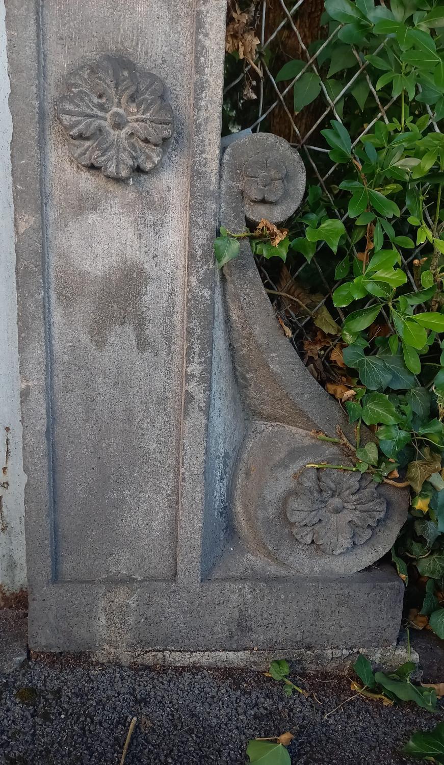 Détail du pilier de la porte piétonne sans couvrement