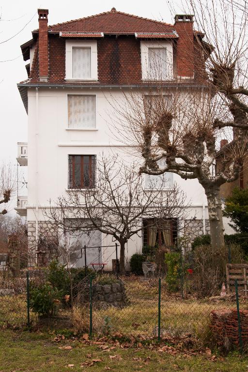 Maison et café Au Petit Charmant, puis maisons et cafés, puis maison et immeuble, dit immeuble Besson, et café Aix Plage