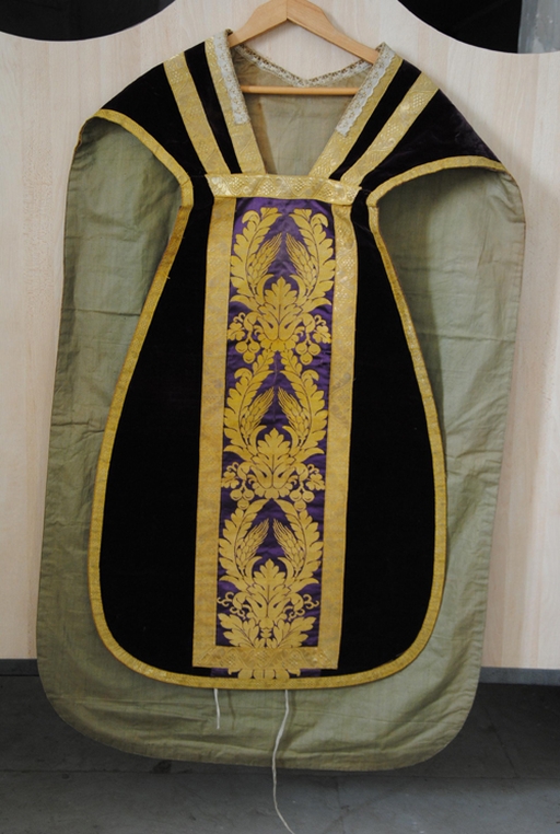 Ornement noir : chasubles (quatre)