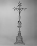 Ensemble de 10 chandeliers d'autel et d'une croix d'autel : garniture d'autel (néo-gothique)