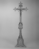 Ensemble de 10 chandeliers d'autel et d'une croix d'autel : garniture d'autel (néo-gothique)
