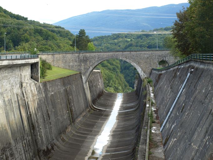 Pont routier sur l'évacuateur du barrage de Génissiat