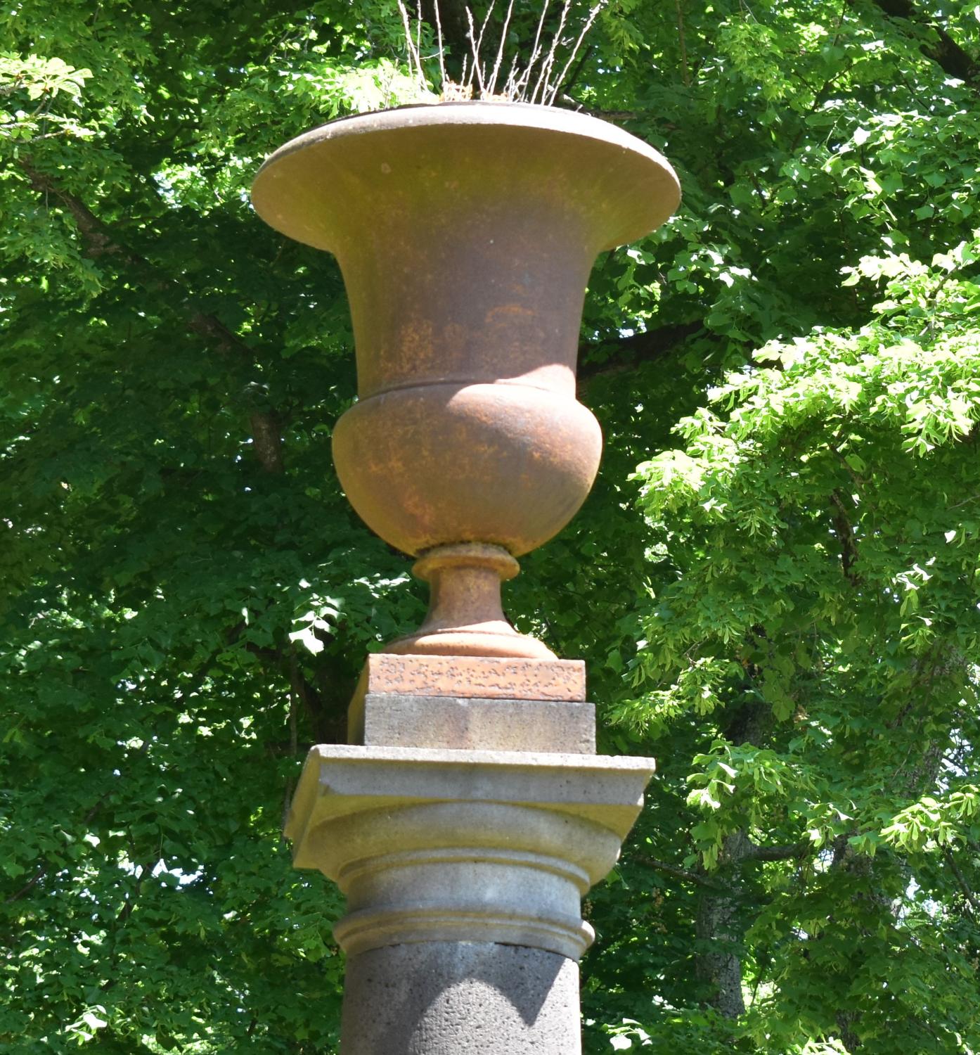 Paire de vases en fonte