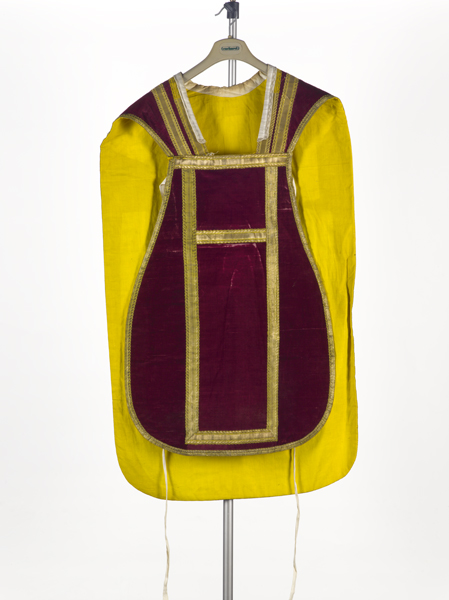 ornement rouge : chasuble ; bourse de corporal ; manipule ; étole