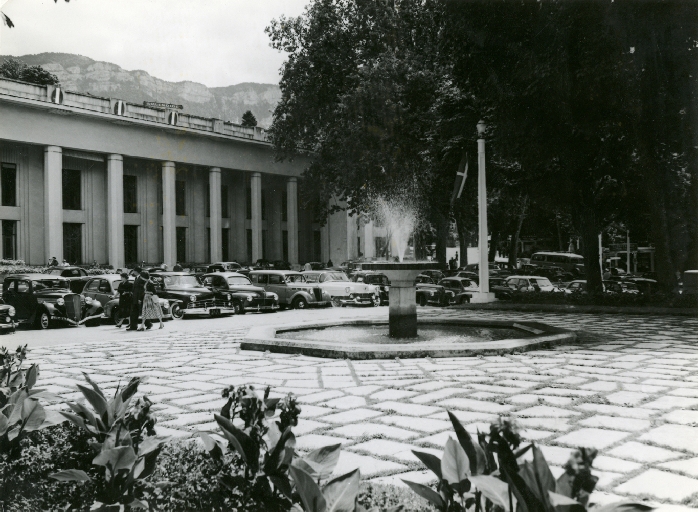 Petite Place, puis place du Marché, puis place de l'Hôtel de ville, puis Maréchal Pétain, actuellement place Maurice Mollard