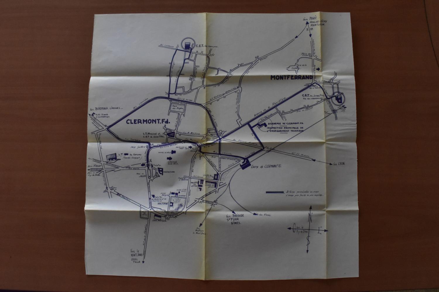 Plan de situation, non signé, non daté [1960] ; avec les "artères principales ou rues d'accès plus facile ou plus rapide" menant au "CET de jeunes filles", actuel lycée Marie-Curie, et différents points de repère parmi lesquels les autres écoles d'enseignement secondaire de la ville (Archives du lycée professionnel Marie-Curie. Bureau de la gestionnaire, chemise cartonnée. 13 plans, dossier d'acquisition des parcelles, courrier de l'architecte, etc. 1951-1970)-