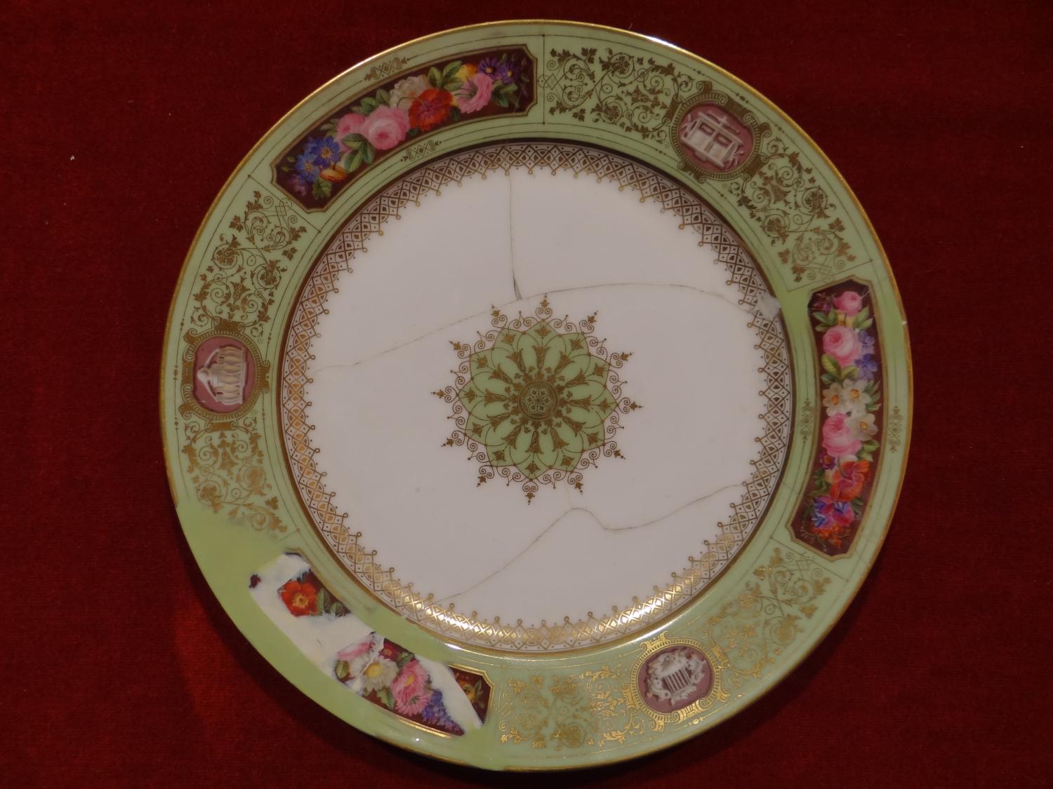 Assiette plate du service d'apparat du château d'Eu