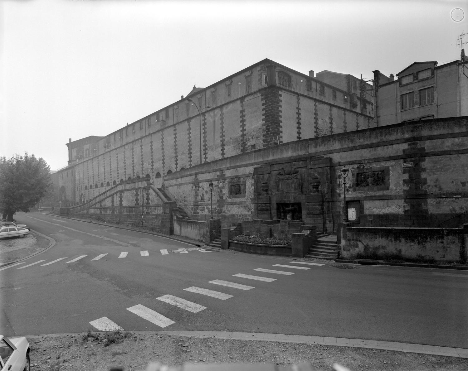 Couvent de cordeliers, puis prison, actuellement désaffecté