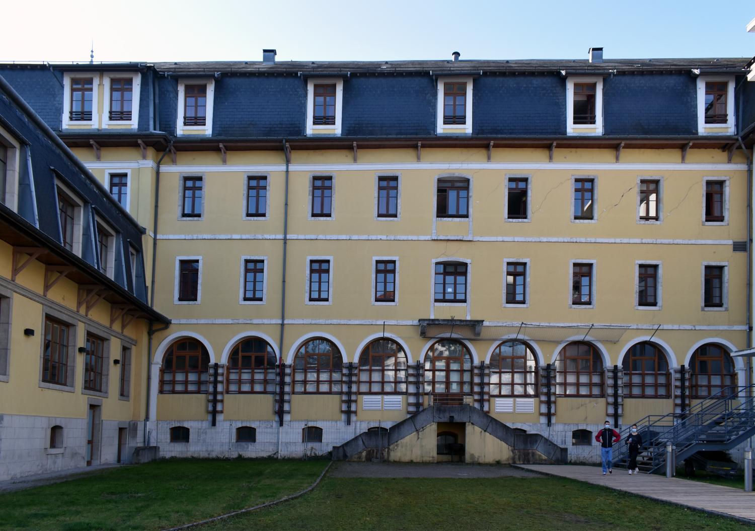 Couvent du Saint-Sépulcre, puis manufacture de coton Duport, puis caserne Balleydier, puis école primaire supérieure de jeunes filles, puis lycée moderne et technique de jeunes filles, actuellement Lycée Gabriel Fauré