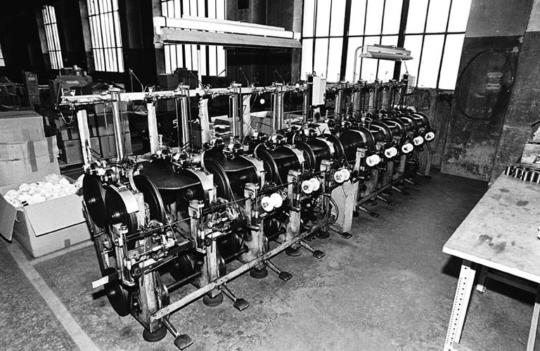 16 machines à bobiner, 8 machines à assembler, 3 machines à laminer, machine à contrôler de l'usine Dorures Louis Mathieu Industrie