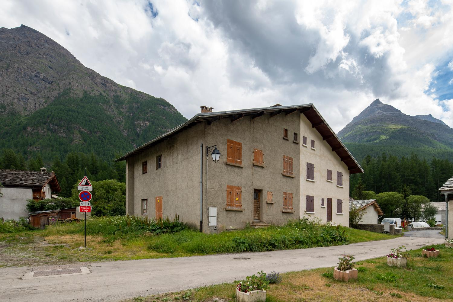 Ensemble de maisons de la reconstruction à Bessans