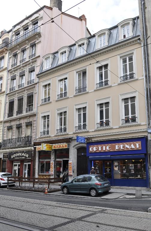 Immeubles sur rue et sur cour, entrepôt de quincaillerie