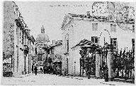 Vue de la rue du palais de justice, à droite le portail et une partie de l'aile est (carte postale début 20e siècle). 