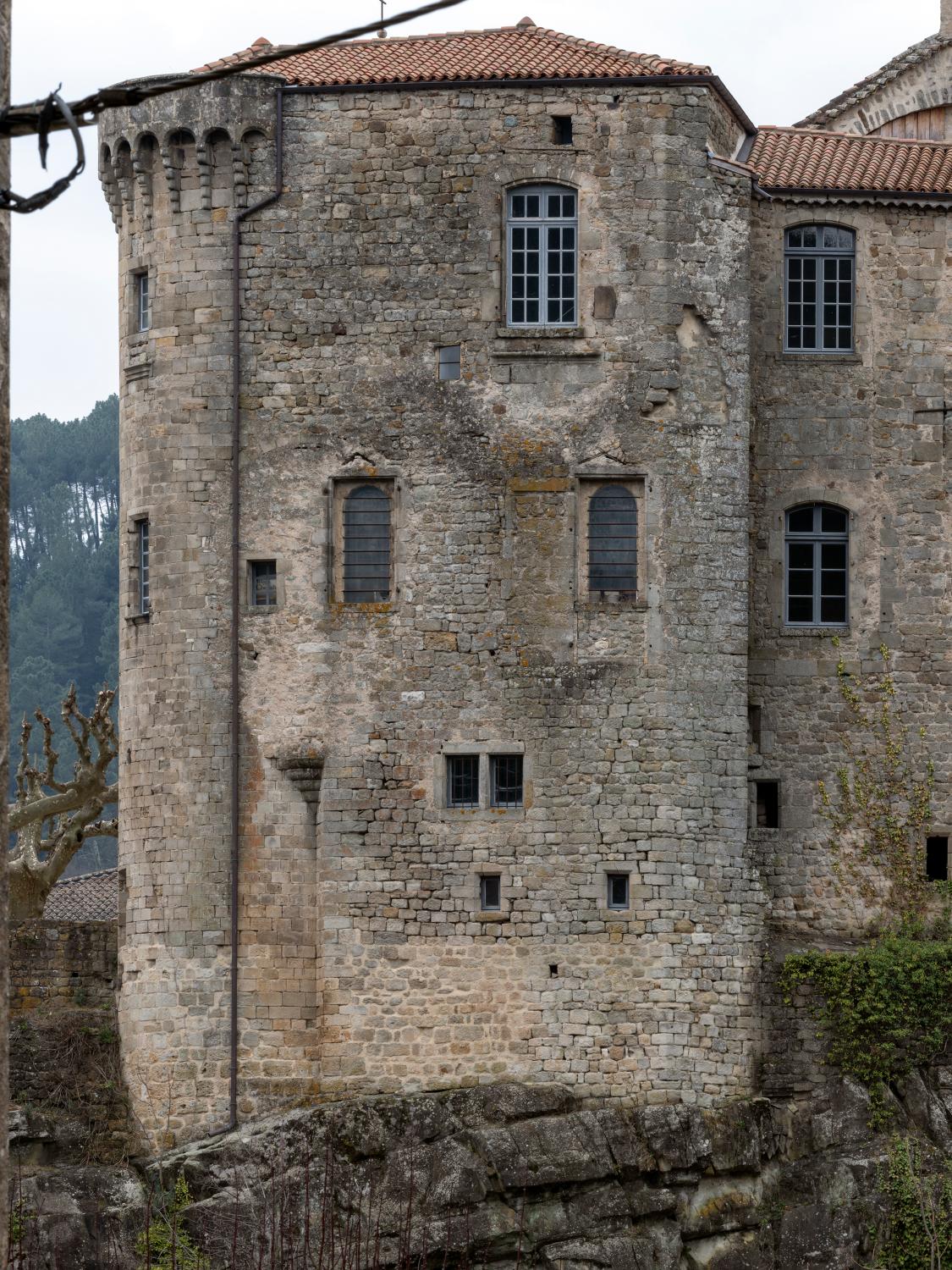 Château, puis palais de justice et prison, puis hôpital, actuellement château de Largentière