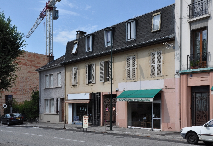 Édifice artisanal, entreprise de charpenterie, puis maison et atelier, entreprise de menuiserie Cochet François, puis café-restaurant Gréloz, actuellement immeuble