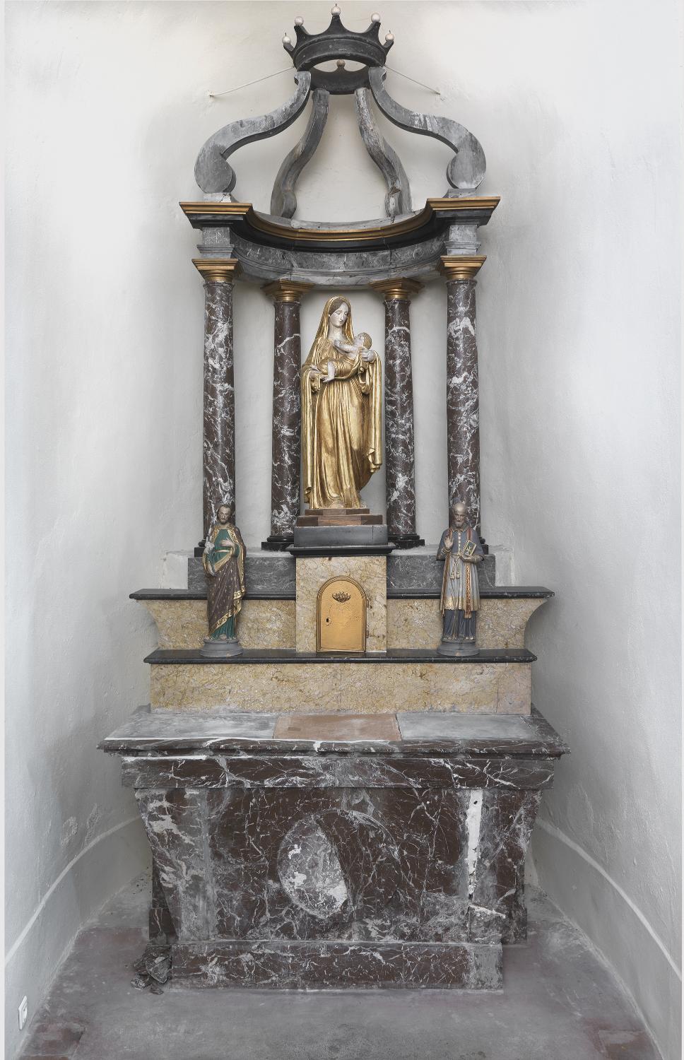 Ensemble du maître-autel (autel privilégié) et des autels latéraux (autel de la Vierge, autel du Sacré-Coeur), gradins, tabernacles et retables architecturés à colonnes