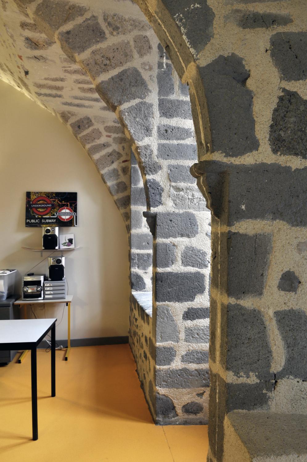 Collège de jésuites d'Aurillac, puis collège communal, lycée de garçons, école primaire supérieure de jeunes filles, collège moderne et technique de jeunes filles, actuellement collège Jeanne-de-La-Treilhe