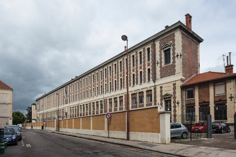 Manoir de Chènevoux, puis collège de jésuites, puis école centrale, puis lycée de garçons, actuellement lycée d'enseignement secondaire Jean-Puy