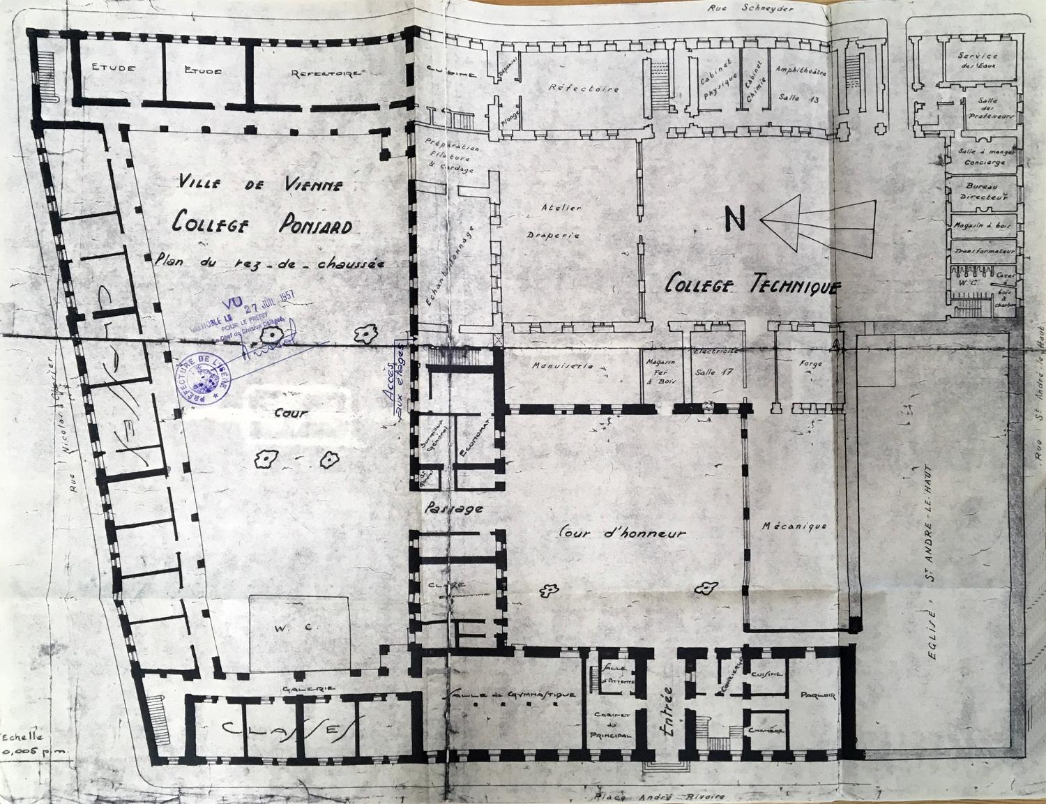 Collège de jésuites, puis institut national, école centrale supplémentaire, école communale secondaire, collège communal et école pratique de commerce et d'industrie, lycée, actuellement collège François-Ponsard