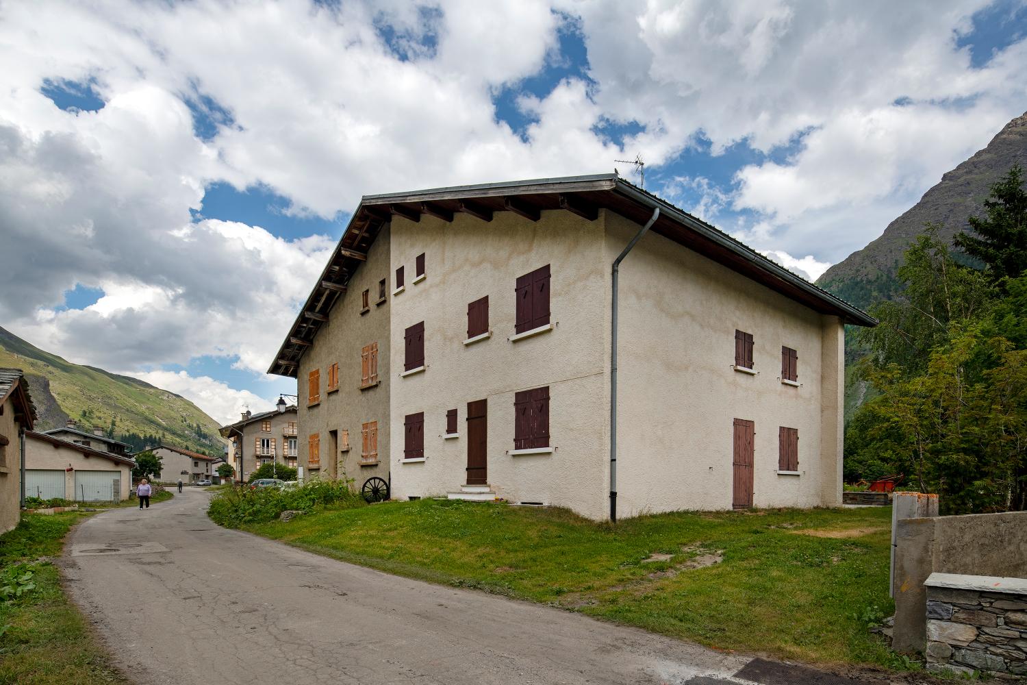 Ensemble de maisons de la reconstruction à Bessans