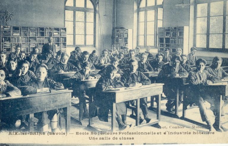 Ecole secondaire, dite Ecole supérieure de garçons Bernascon, puis lycée, dit Lycée Bernascon, actuellement siège d'association, dit Maison des Associations