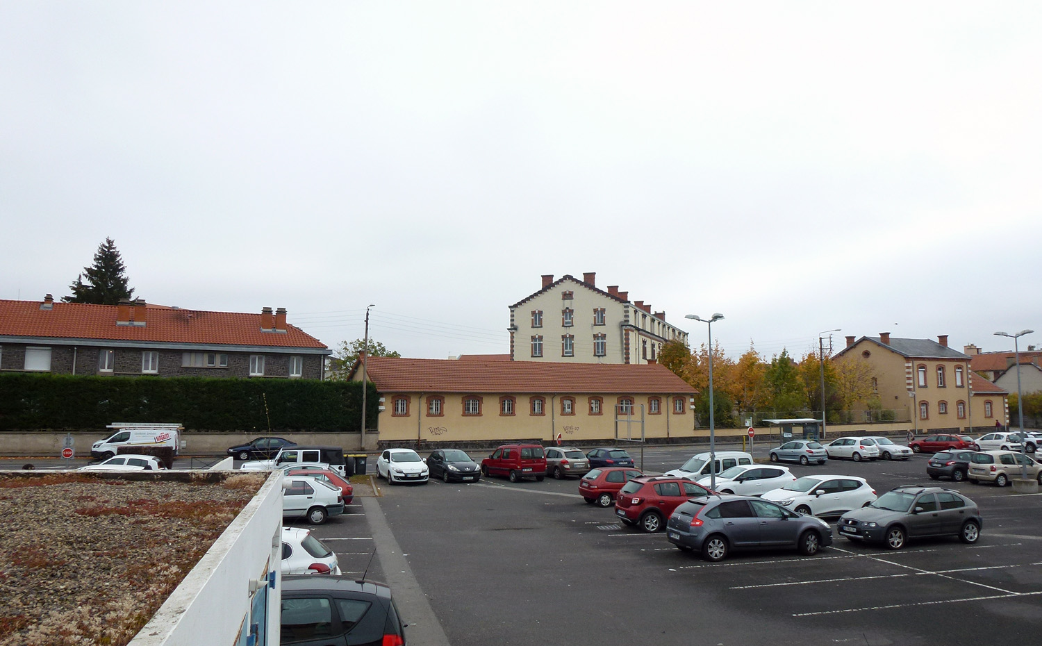 Caserne dite caserne d'Anterroche, puis centre d'apprentissage féminin et collège classique et moderne de jeunes filles, puis collège d'enseignement technique, actuellement lycée général et technologique Claude et Pierre Virlogeux