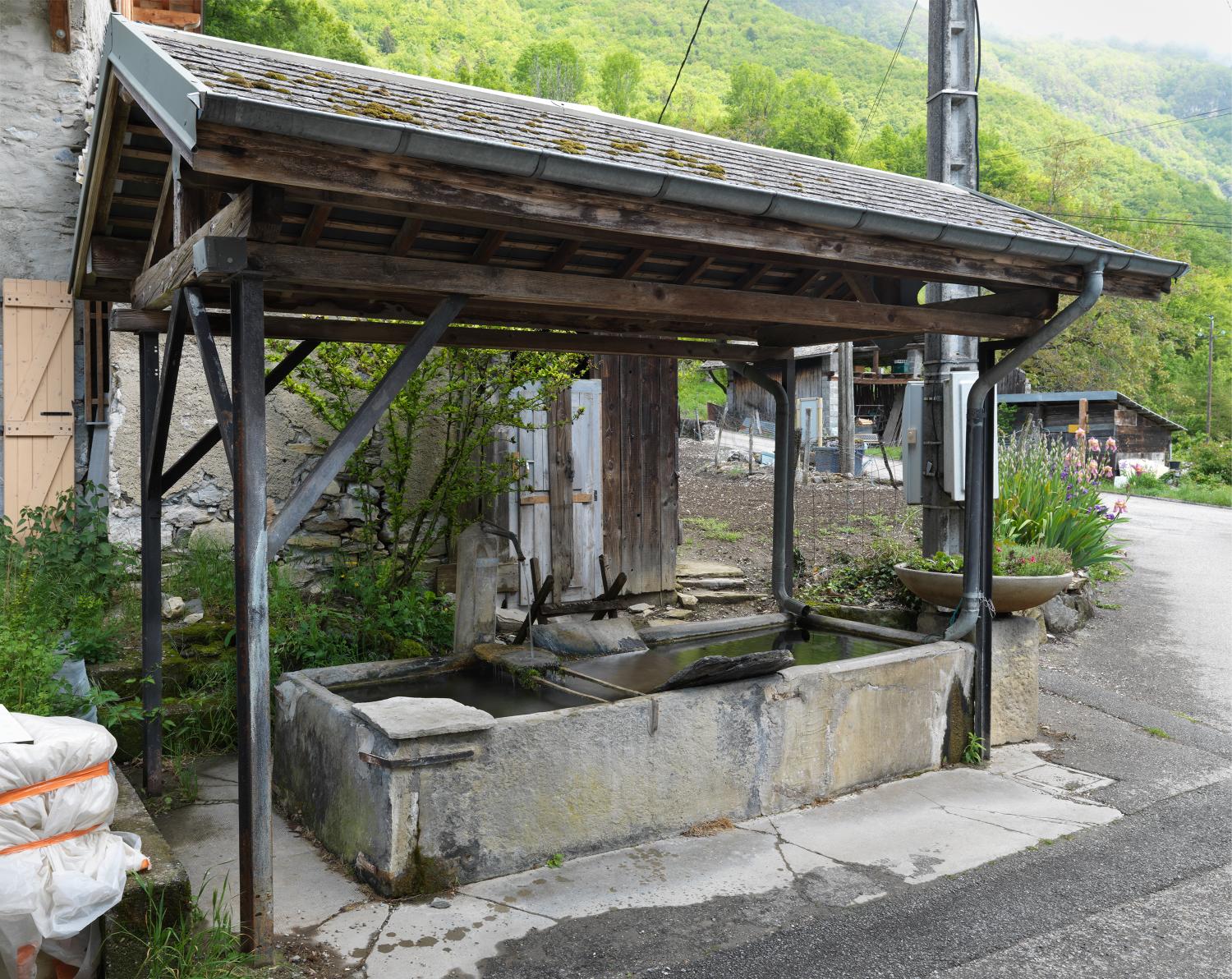 Bassin (fontaine, lavoir, abreuvoir) couvert