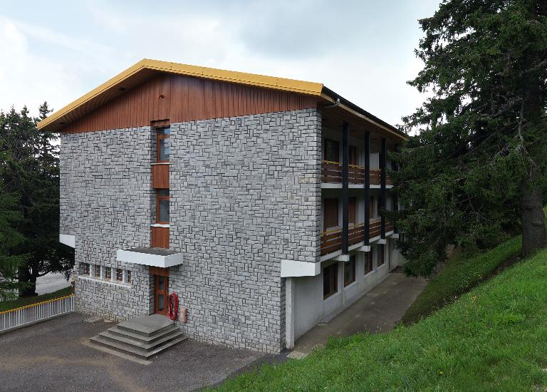 Gare d'arrivée du chemin de fer à crémaillère du Revard, puis supérette La Crémaillère, actuellement colonie de vacances de la ville de Pantin dit Centre La Crémaillère