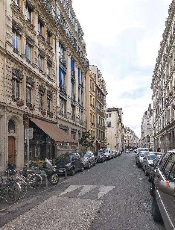 Collège de jésuites puis d'oratoriens, dit Collège de la Trinité ou Grand Collège, actuellement lycée Ampère