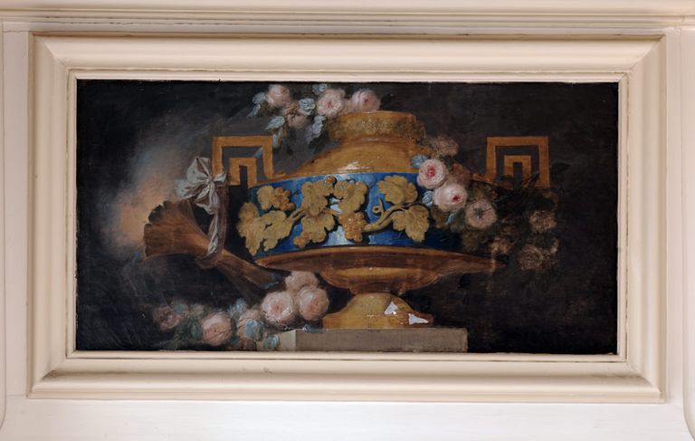 Tableau (dessus-de-porte) : Vase aux feuilles de vigne et guirlandes de roses