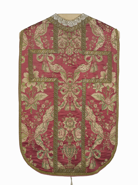 ornement rouge : chasuble, étole, voile de calice