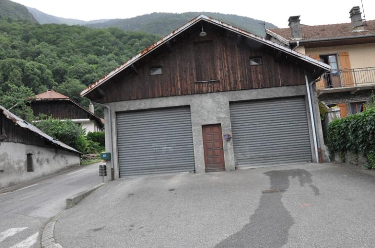 Scierie et batteuse à blé du château de Cevins actuellement ateliers municipaux