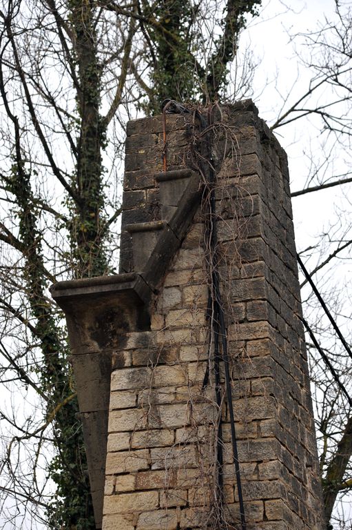 Bac, puis bac à traille de Neyron (disparu) ; piles (vestiges)