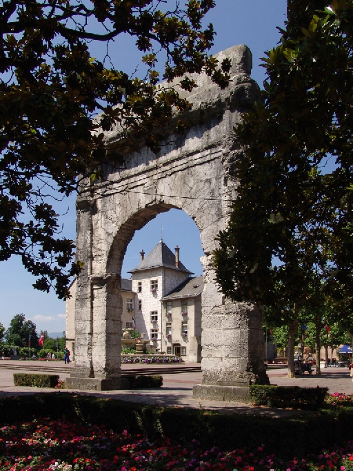 Arc monumental, dit Arc de Campanus