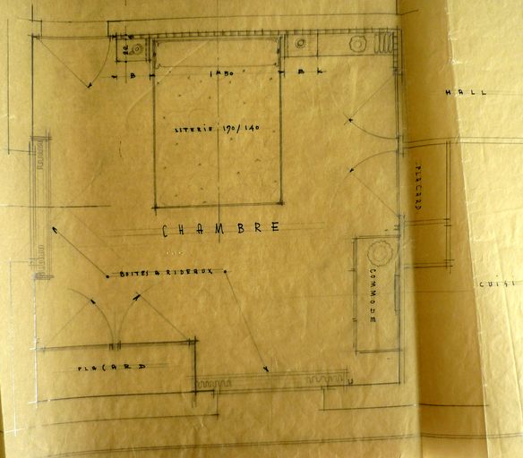 Ensemble du mobilier d'un appartement : étagère-bibliothèque ; armoire ; chaise ; table à manger