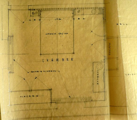 Ensemble du mobilier d'un appartement : étagère-bibliothèque ; armoire ; chaise ; table à manger