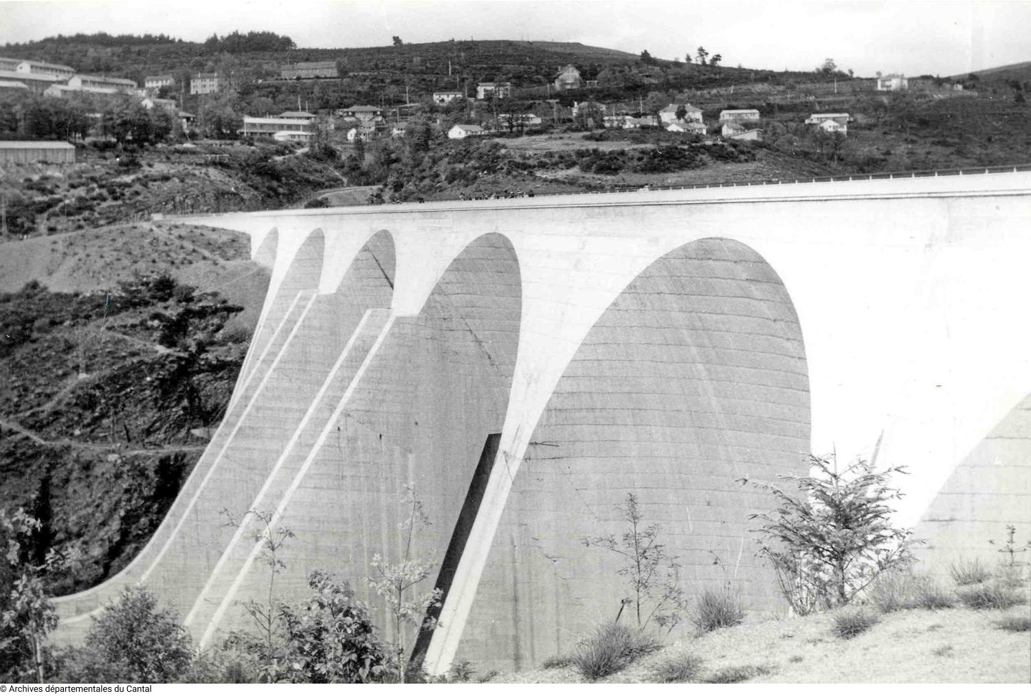 Le barrage de Grandval à Neuvéglise-sur-Truyère et Fridefont.