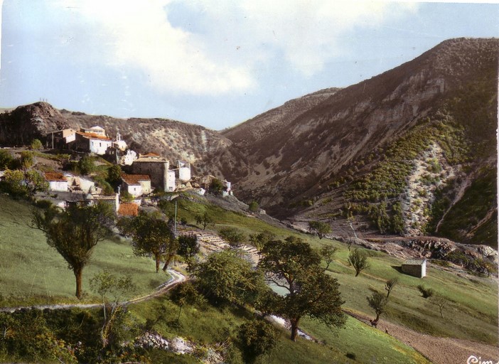 Le village de Barret-de-Lioure, dans les années 1950. Vue prise du nord-ouest (carte postale, milieu 20e siècle).