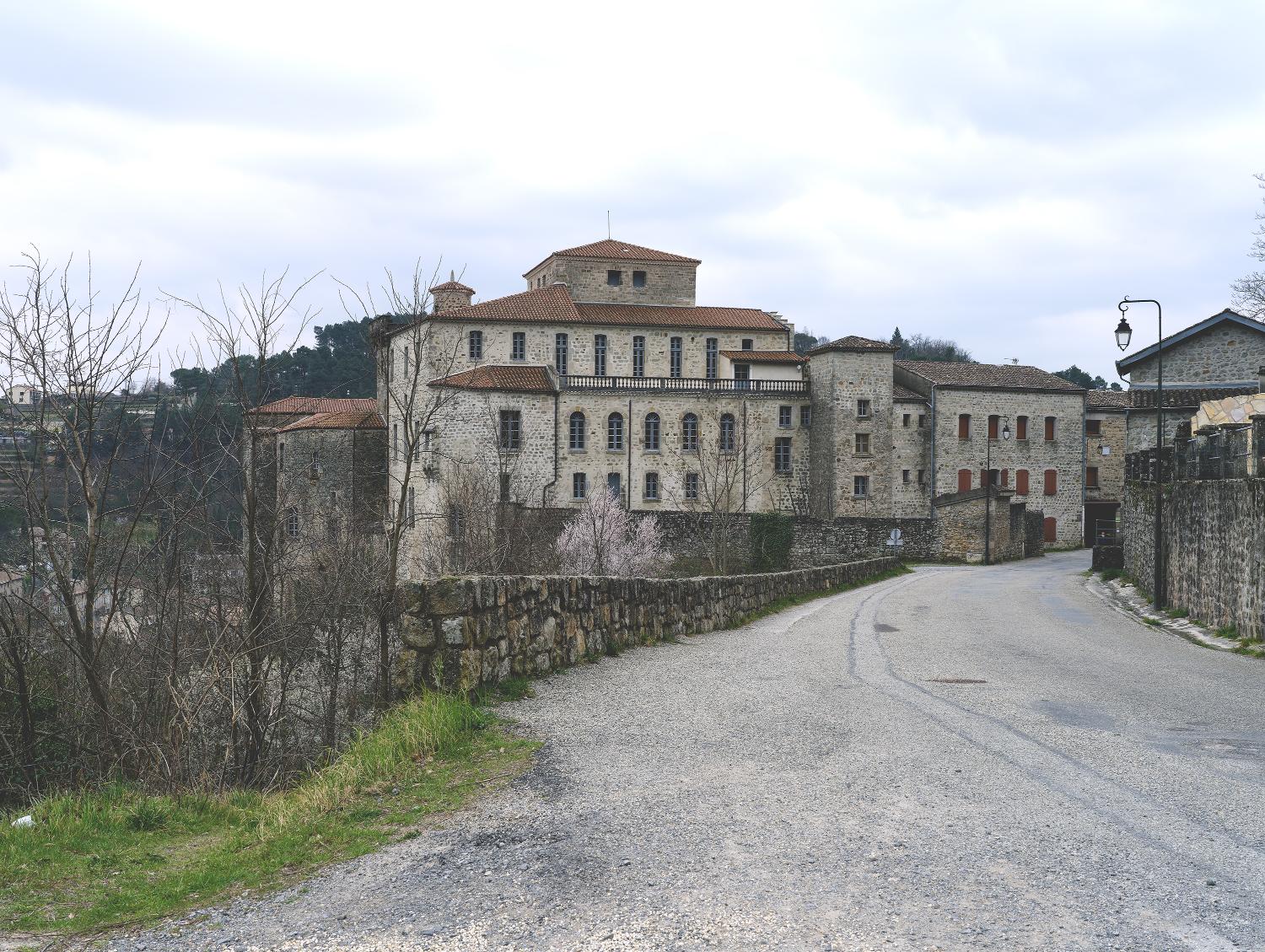 Château, puis palais de justice et prison, puis hôpital, actuellement château de Largentière