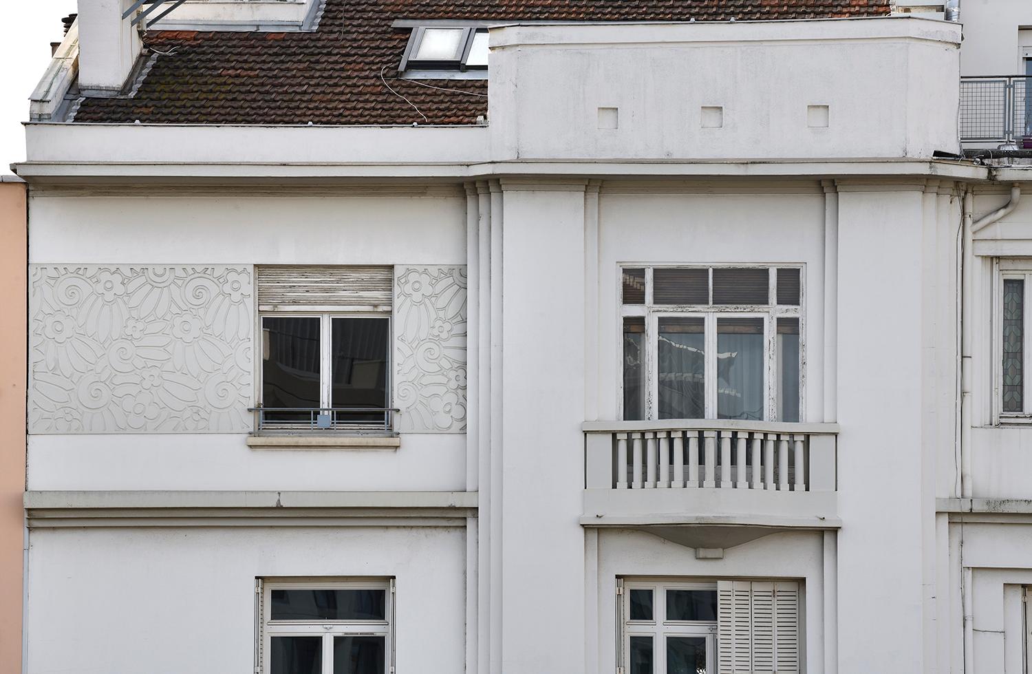 Dernier étage : frise Art déco et balcon aux balustres stylisés, 152 cours Gambetta